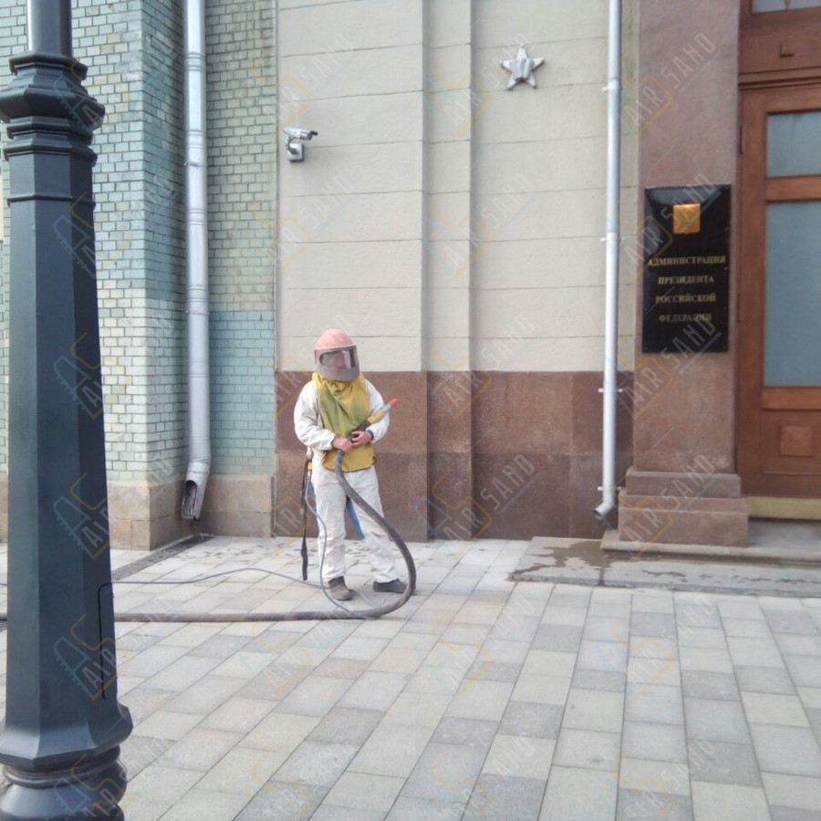 Пескоструй гранита у здания Администрации Президента РФ